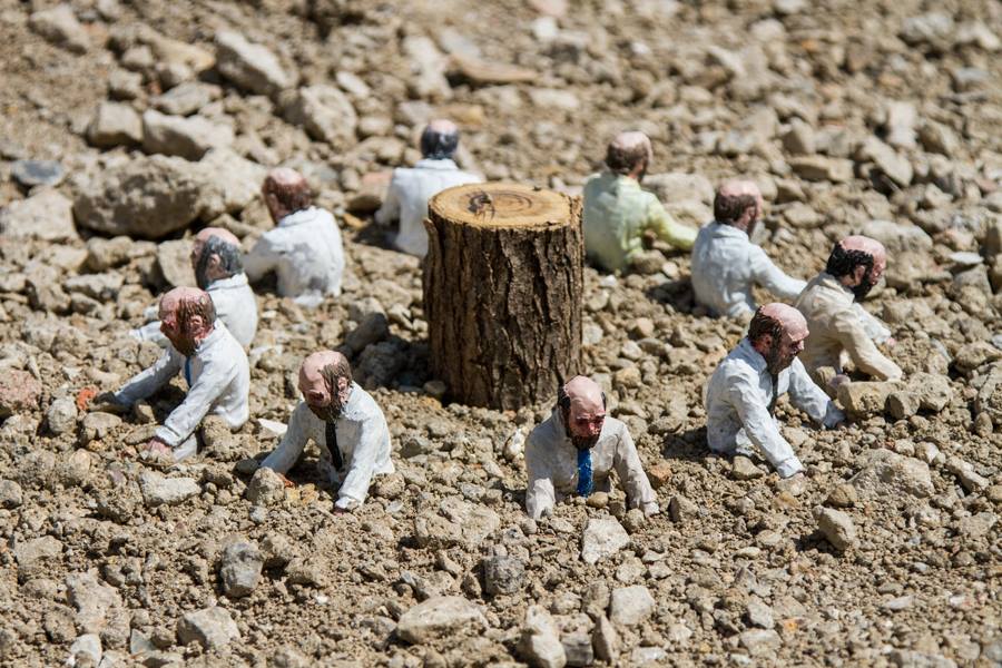 isaac cordal mini escultura critica sociedade natureza arte urbana dionisio arte (31)